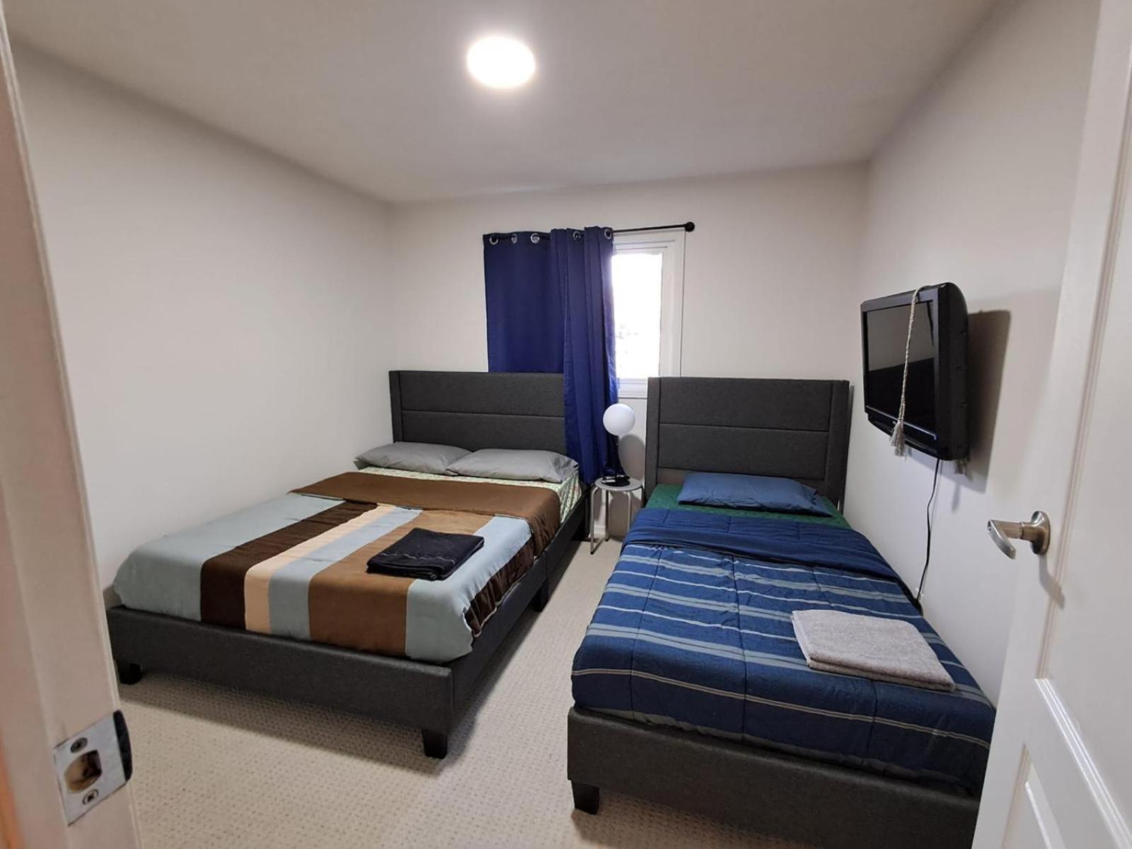 Square One Mississauga Suite- Attached Bathroom, Walking Transit & Plaza Екстериор снимка
