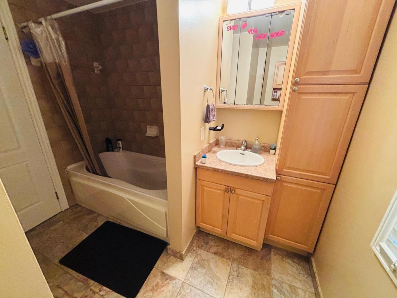 Square One Mississauga Suite- Attached Bathroom, Walking Transit & Plaza Екстериор снимка